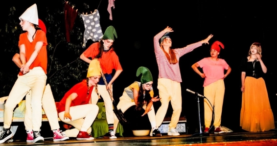 Za nami premiera spektaklu „Śnieżka i 8 krasnoludków” Studia Teatralnego Moniki Wójtowicz (foto)