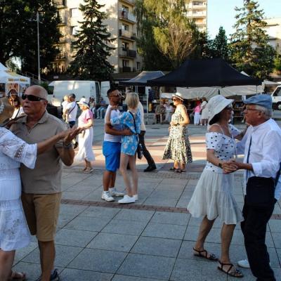 Potańcówka pod gołym niebem na Placu Staffa