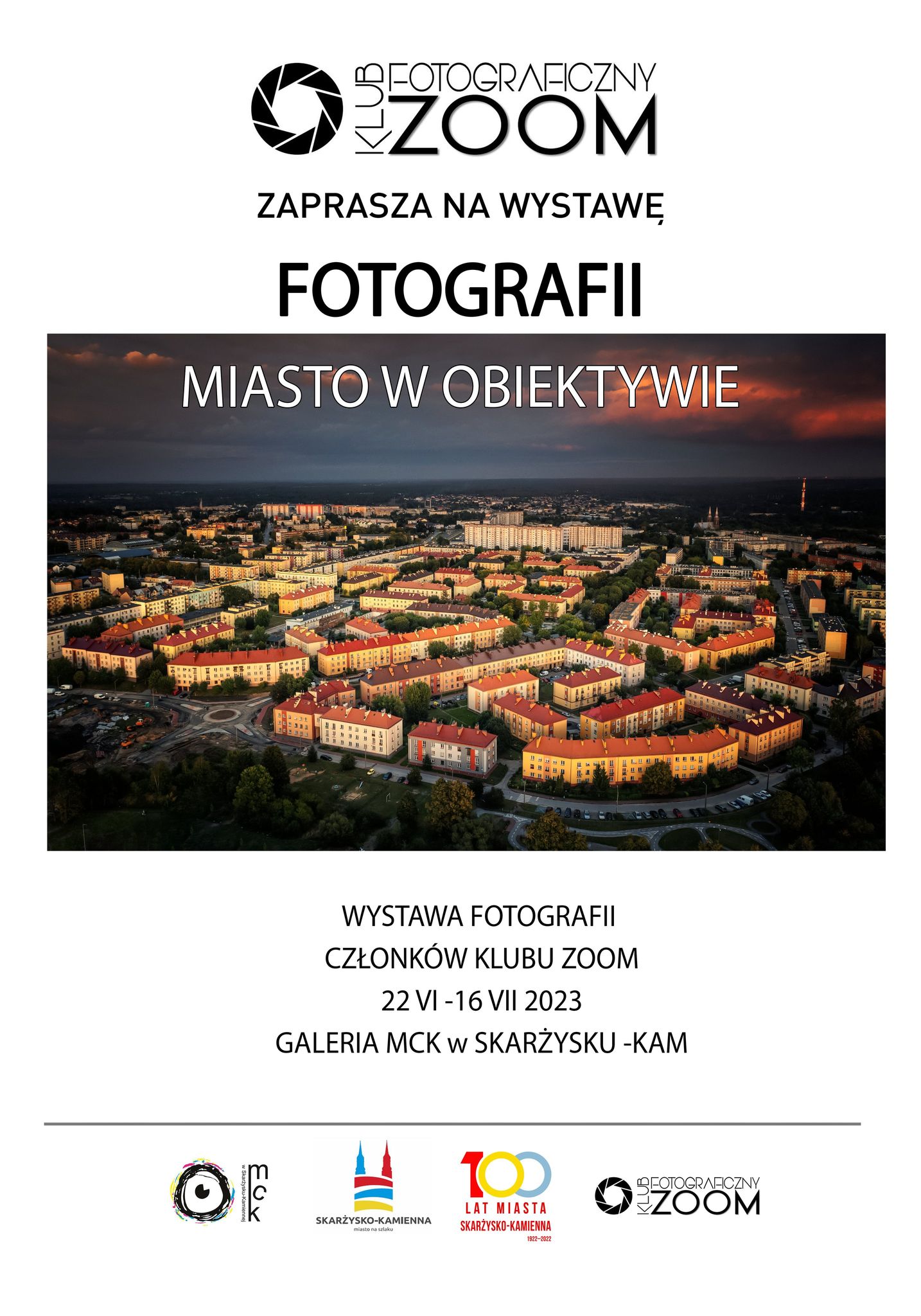 Plakat przedstawiający zaproszenie na wystawę fotografii pt. Miasto w obiektywie