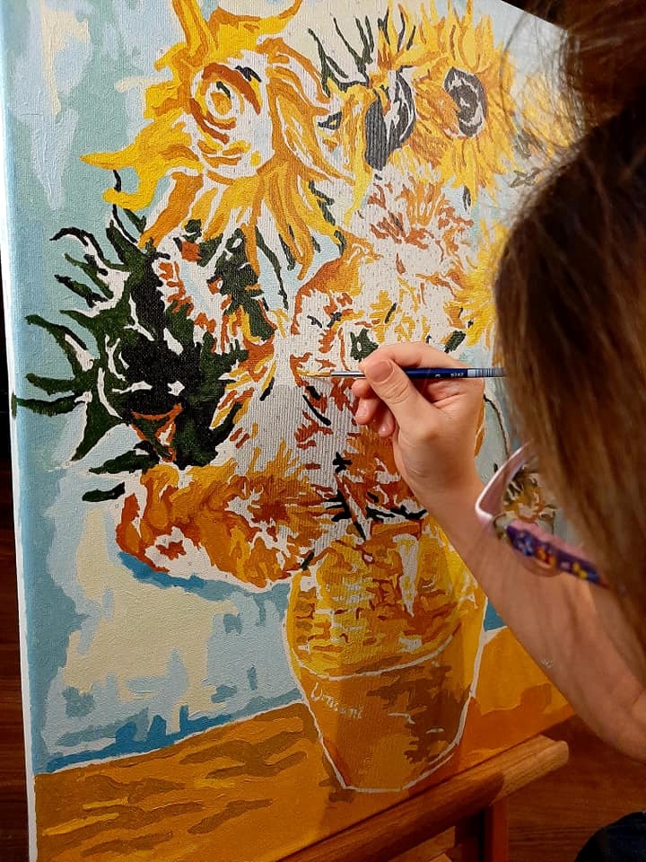 Zdjęcie przedstawia proces malowania Słoneczników Vincenta van Gogha